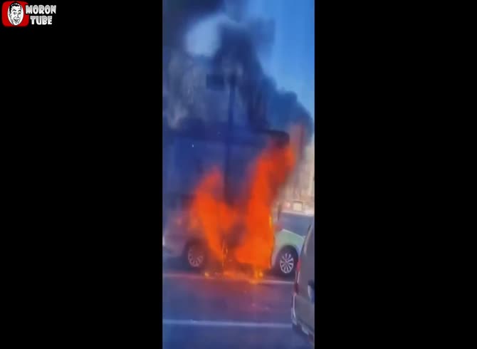Video :In China, a taxi's trunk blows up in the street